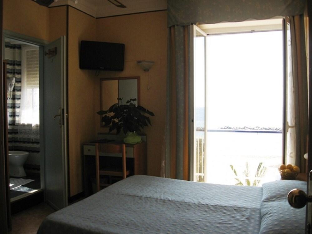 Hotel Svizzera Arma di Taggia Esterno foto